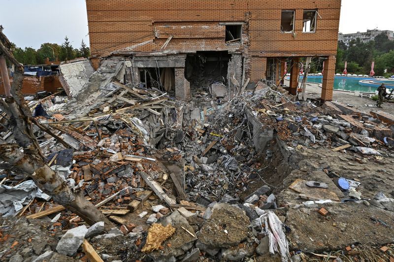 © Reuters. A view shows a hotel building damaged by a Russian missile strike, amid Russia's attack on Ukraine, in Zaporizhzhia, Ukraine September 3, 2024. REUTERS/Stringer