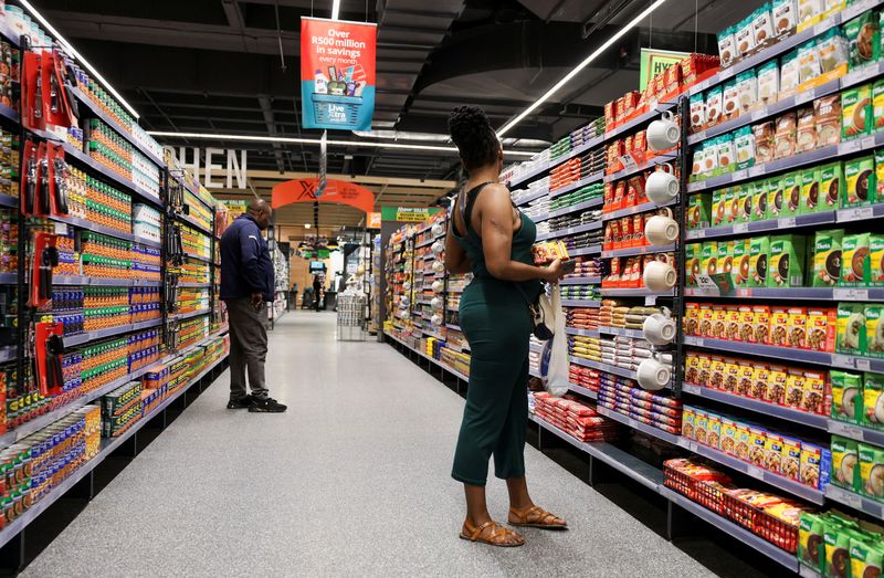 © Reuters. FILE PHOTO: Shoppers look for items as they shop at an outlet of retailer Checkers in Sandton City mall, in Sandton, South Africa, August 28, 2024. REUTERS/Lelethu Madikane/File Photo