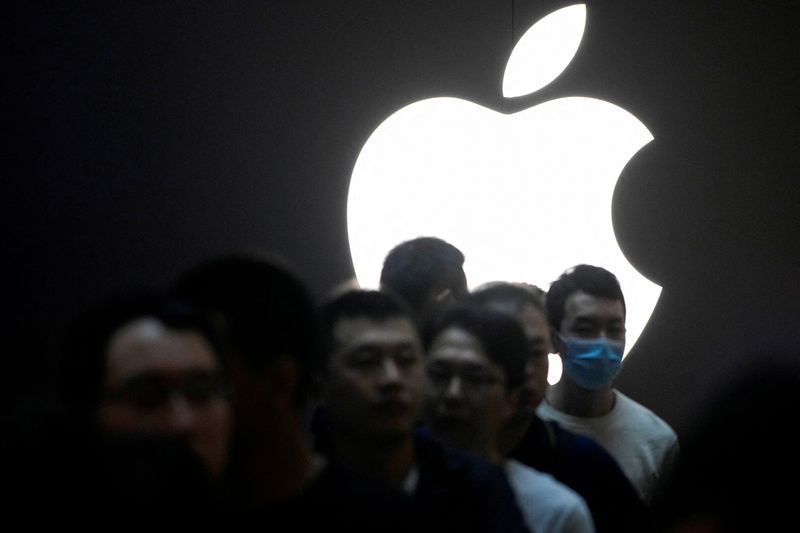 &copy; Reuters. FILE PHOTO: People line up at an Apple Store in Shanghai, China September 22, 2023. REUTERS/Aly Song/File Photo