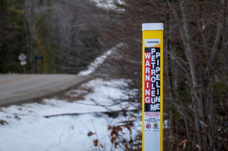 © Reuters. FILE PHOTO: A signpost sits near Enbridge?s Mackinaw facility, servicing the company?s existing underwater Line 5 pipeline and its planned replacement tunnel through the Straits of Mackinac between Lakes Michigan and Huron, in Mackinaw City, Michigan, U.S. February 25, 2024.  REUTERS/Carlos Osorio/File Photo