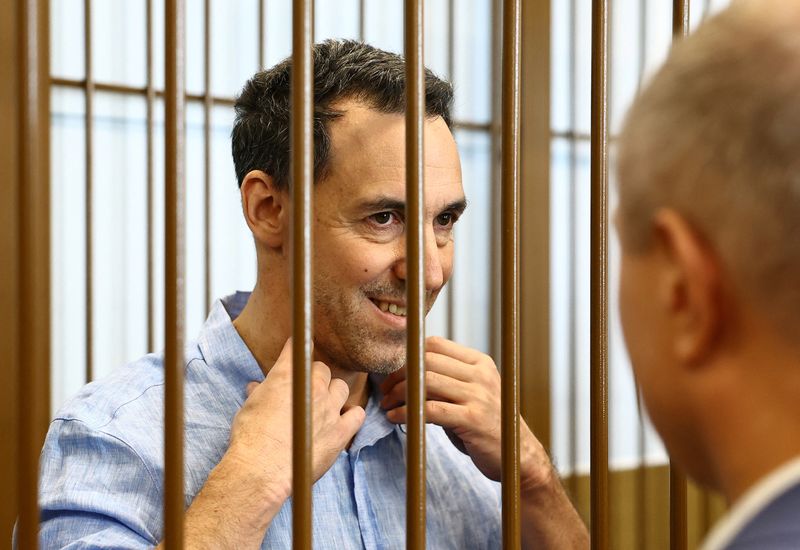 © Reuters. French researcher Laurent Vinatier, who is suspected of illegally collecting sensitive Russian military information, stands inside an enclosure for defendants before a court hearing in Moscow, Russia September 3, 2024. REUTERS/Evgenia Novozhenina