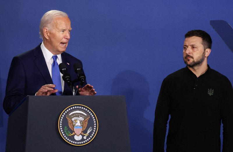 &copy; Reuters. Il presidente ucraino Volodymyr Zelensky ascolta il presidente degli Stati Uniti Joe Biden durante una riunione dell'Ukraine Compact, a margine del vertice per il 75° anniversario della NATO a Washington, negli Stati Uniti, l'11 luglio 2024. REUTERS/Yves