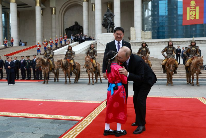 &copy; Reuters. Presidente da Rússia, Vladimir Putin, beija criança que veio recepcioná-lo ao lado do presidente da Mongólia, Ukhnaagiin Khurelsukh, durante visita oficial à capital da Mongólia, Ulaanbaatarn03/09/2024 Sputnik/Vyacheslav Prokofyev/Pool via REUTERS