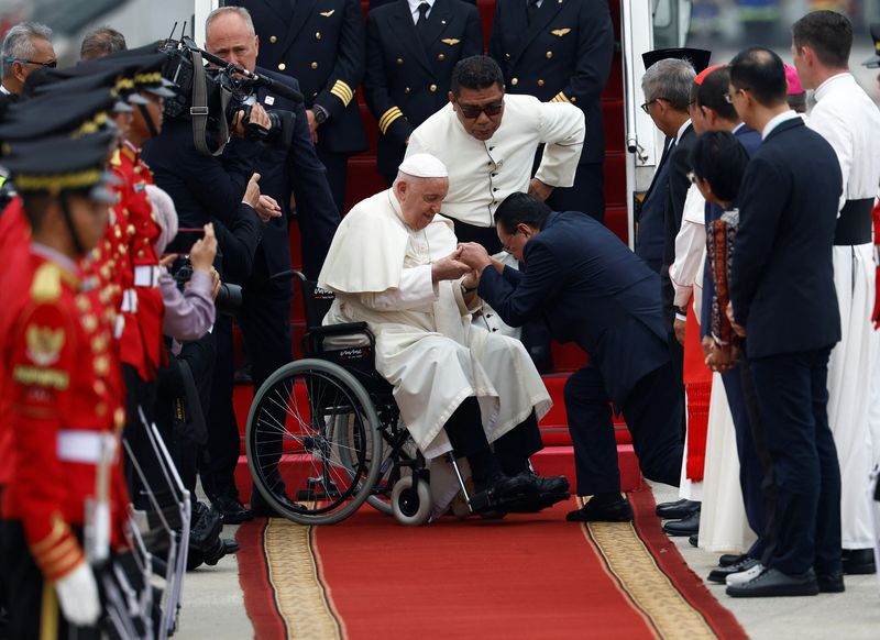 &copy; Reuters. Papa Francisco na chegada à Indonésian 3/9/2024   REUTERS/Willy Kurniawan