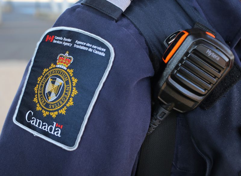 © Reuters. FILE PHOTO: A Canada Border Service Agency officer is seen in Fort Erie, Ontario, Canada July 5, 2017. REUTERS/Chris Helgren/File Photo