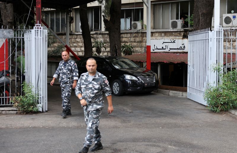 © Reuters. Lebanese police officers walk outside the Justice Palace in Beirut, Lebanon September 3, 2024. REUTERS/Mohamed Azakir