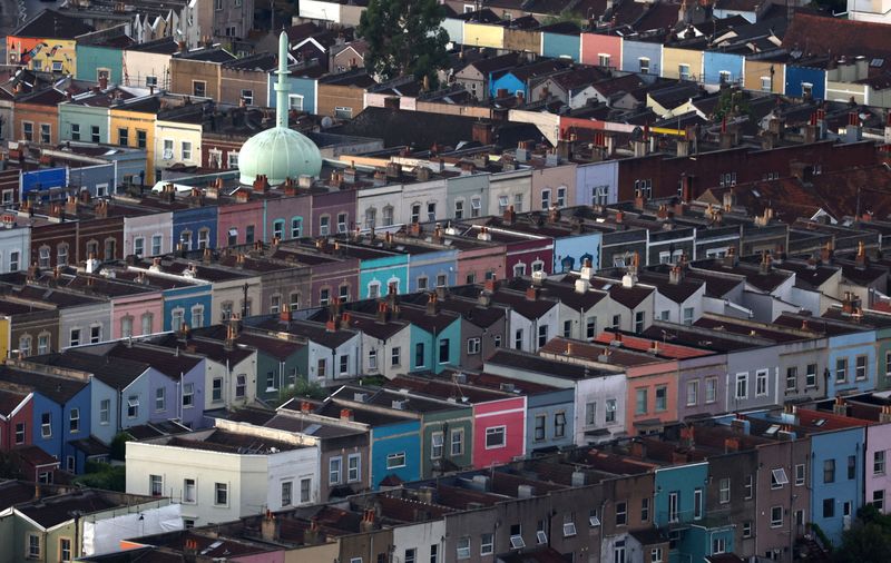 © Reuters. FILE PHOTO: Painted rows of houses are seen in Bristol, Britain, August 11, 2023. REUTERS/Toby Melville/File Photo