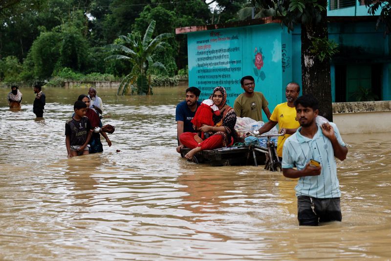 &copy; Reuters. Enchente na região de Feni, em Bangladeshn 26/8/2024   REUTERS/Mohammad Ponir Hossain