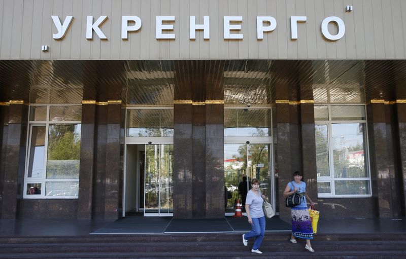 © Reuters. FILE PHOTO: Women walk outside the headquarters of Ukrainian state power distributor Ukrenergo in Kiev, Ukraine, June 30, 2017. REUTERS/Valentyn Ogirenko/File Photo