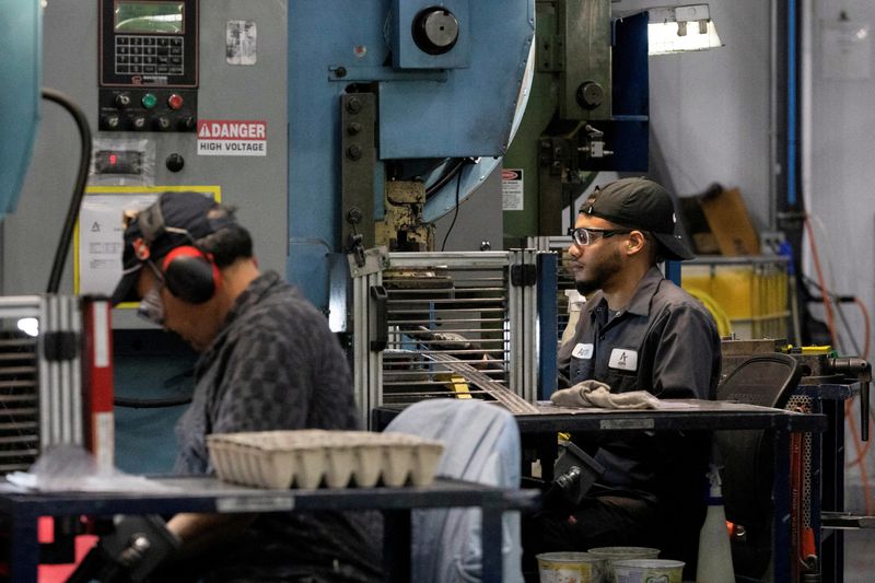 © Reuters. FILE PHOTO: Factory workers operate machine presses at Abipa Canada in Boisbriand, Quebec, Canada May 10, 2023. REUTERS/Evan Buhler/File Photo