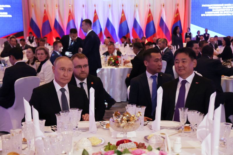 © Reuters. Russian President Vladimir Putin Mongolian President Ukhnaagiin Khurelsukh attend a reception marking the 85th anniversary of the victory in the Battle of Khalkhin Gol, in Ulaanbaatar, Mongolia September 3, 2024. Sputnik/Vyacheslav Prokofyev/Pool via REUTERS