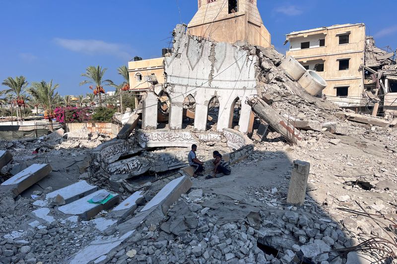 &copy; Reuters. Bambini palestinesi siedono sulle macerie di una moschea distrutta da un attacco israeliano, nel corso del conflitto tra Israele e Hamas, a Deir Al-Balah, nella Striscia di Gaza centrale, il 3 settembre 2024. REUTERS/Hussam Al-Masri