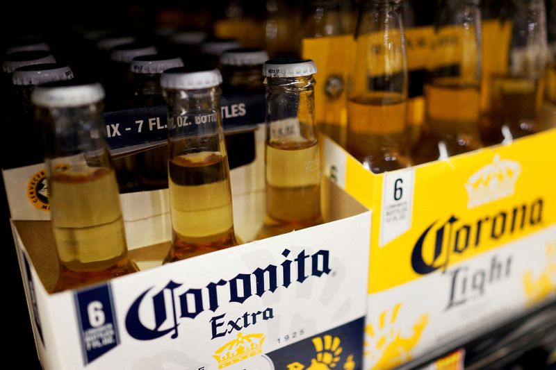 © Reuters. FILE PHOTO: Bottles of the beer, Corona, a brand of Constellation Brands Inc., sit on a supermarket shelf in Los Angeles, California April 1, 2015.  REUTERS/Lucy Nicholson/File Photo