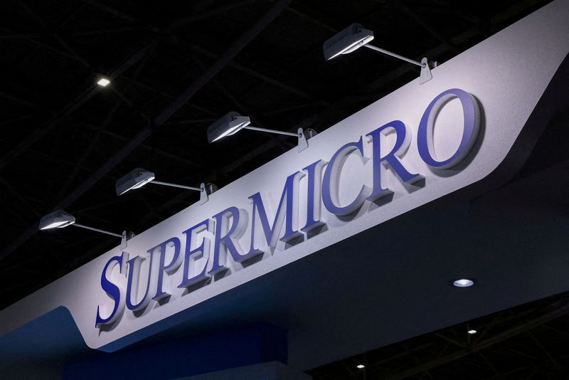 © Reuters. FILE PHOTO: The Super Micro Computer logo is pictured at COMPUTEX Taipei, one of the world's largest computer and technology trade fairs, in Taipei, Taiwan, May 30, 2023. REUTERS/Ann Wang/File Photo