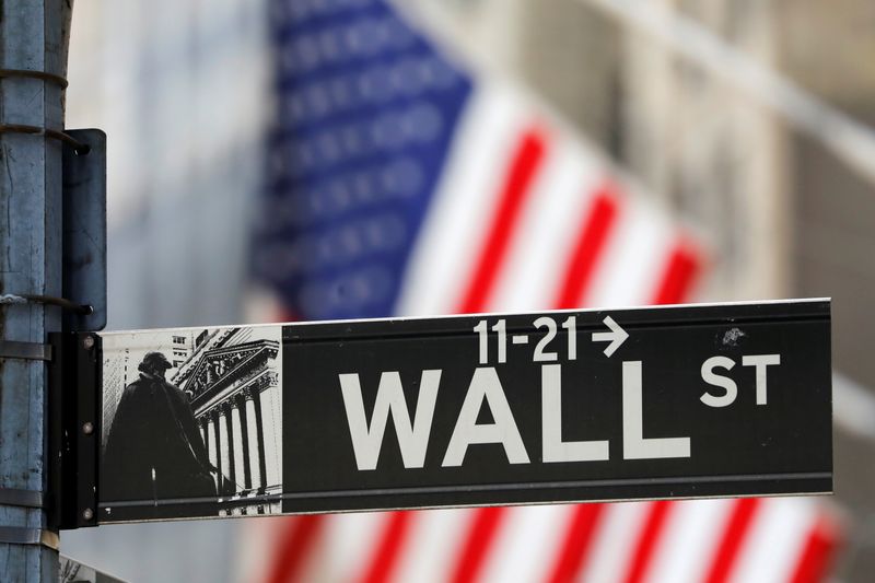 © Reuters. File Photo: A street sign for Wall Street is seen outside the New York Stock Exchange (NYSE) in New York City, New York, U.S., July 19, 2021. REUTERS/Andrew Kelly/File Photo