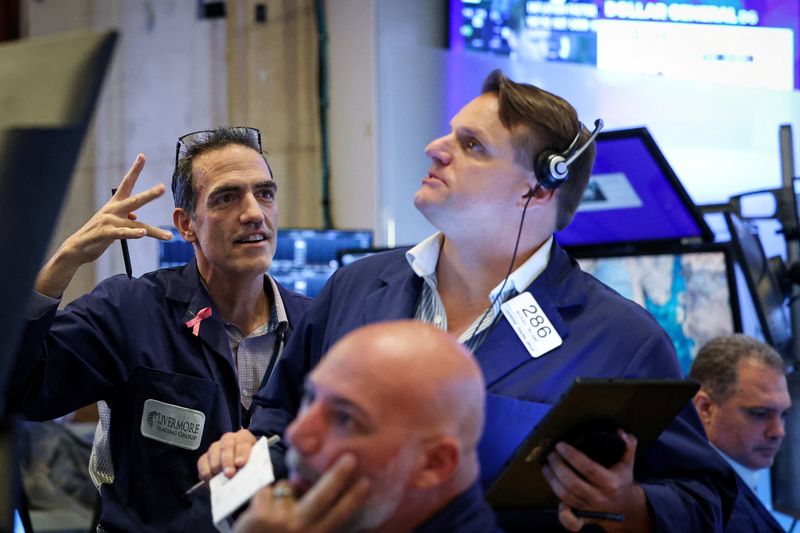 © Reuters. FILE PHOTO: Traders work on the floor at the New York Stock Exchange (NYSE) in New York City, U.S., August 30, 2024.  REUTERS/Brendan McDermid/File Photo