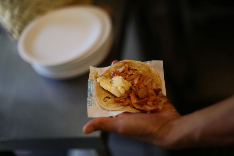 © Reuters. File Photo: A chef shows a taco at El Tizoncito restaurant in Mexico City, Mexico, May 26, 2017. REUTERS/Edgard Garrido/File Photo