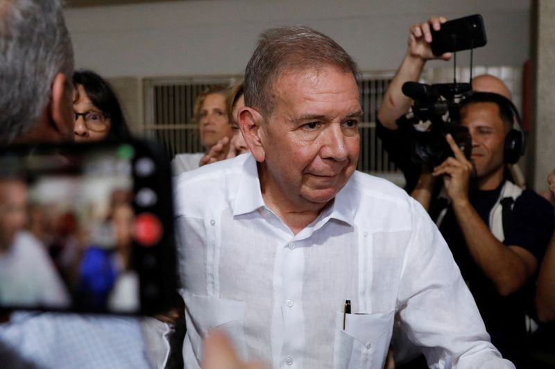 © Reuters. FILE PHOTO: Venezuelan opposition presidential candidate Edmundo Gonzalez looks on on the day he casts his vote in the country's presidential election, in Caracas, Venezuela July 28, 2024. REUTERS/Leonardo Fernandez Viloria/File Photo