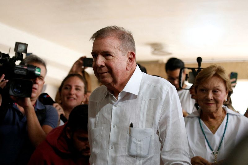 © Reuters. FILE PHOTO: Venezuelan opposition presidential candidate Edmundo Gonzalez looks on on the day he casts his vote in the country's presidential election, in Caracas, Venezuela July 28, 2024. REUTERS/Leonardo Fernandez Viloria/File Photo