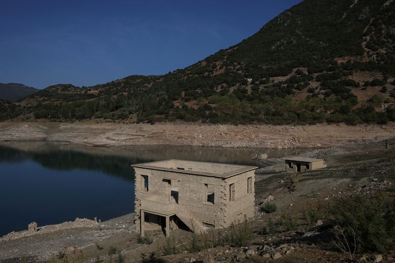 &copy; Reuters. Vilarejo submerso resurge na Grécia conforme seca encolhe lagon03/09/2024nREUTERS/Stelios Misinas