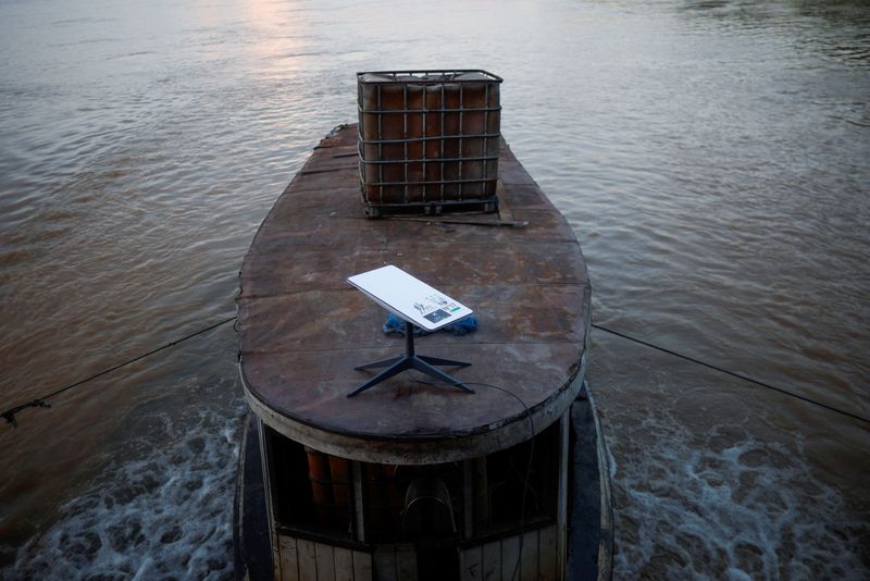 © Reuters. FILE PHOTO: A Starlink satellite internet system is set up on a miners boat on the Madeira River in Porto Velho, Rondonia state, Brazil, July 4, 2024. REUTERS/Adriano Machado/File Photo