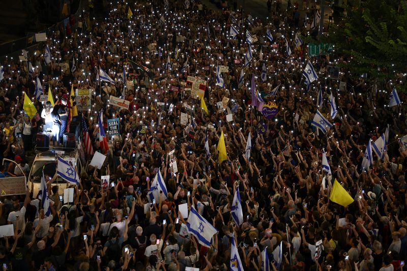 &copy; Reuters. Pessoas se reúnem em protesto contra o governo e para mostrar apoio aos reféns sequestrados pelo Hamas em 7 de outubro, em Tel Aviv, Israeln03/09/2024nREUTERS/Florion Goga