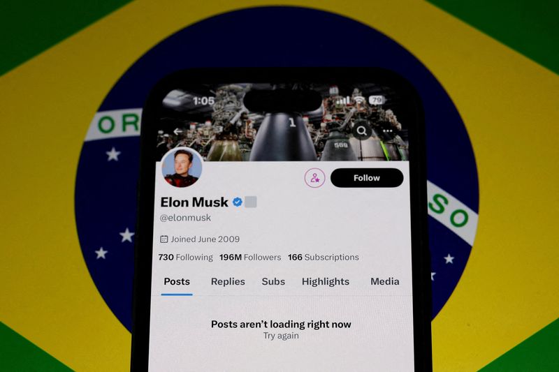 &copy; Reuters. Ilustração com tela de celular mostrando conta de Elon Musk no X bloqueada após ordem de ministro do STFn31/08/2024nREUTERS/Jorge Silva