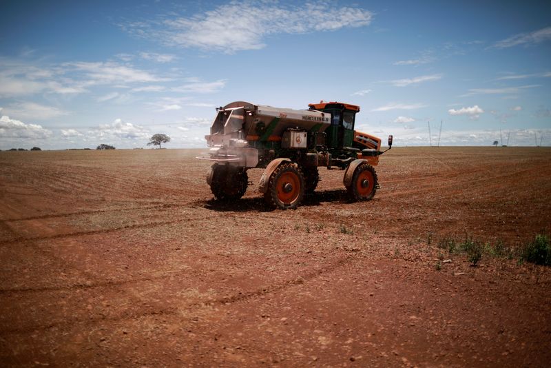 &copy; Reuters. Trator espalha fertilizante em plantação de soja perto de Brasílian15/02/2022 REUTERS/Adriano Machado