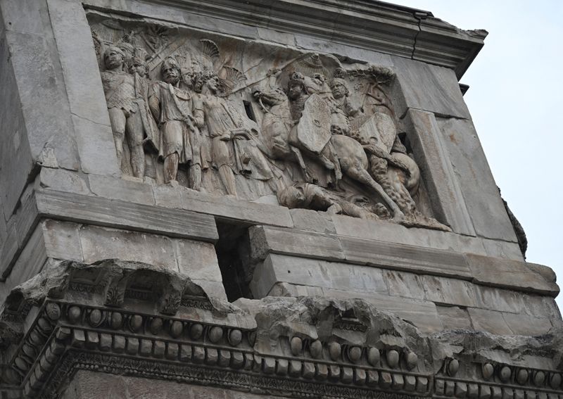 &copy; Reuters. Parte danificada do Arco de Constantino após ser atingida por um raio durante tempestade em Roman03/09/2024nREUTERS/Alberto Lingria