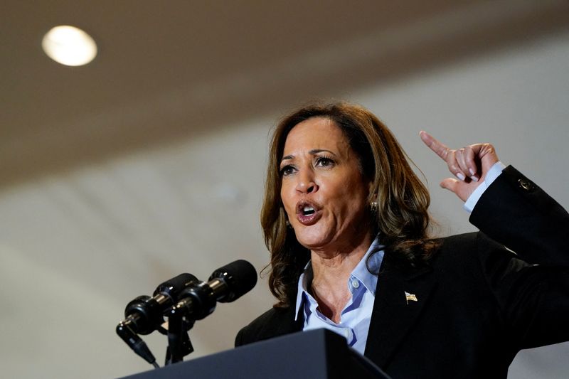 © Reuters. Democratic presidential nominee and U.S. Vice President Kamala Harris speaks during a Labor Day campaign event, at IBEW Local Union #5 in Pittsburgh, Pennsylvania, U.S., September 2, 2024. REUTERS/Elizabeth Frantz