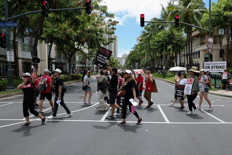 © Reuters. Hotel workers strike in Waikiki as some 10,000 U.S. hotel workers represented by the Unite Here union began a multi-day strike in several cities after contract talks with hotel operators Marriott International, Hilton Worldwide and Hyatt Hotels reached an impasse, in Honolulu, Hawaii, U.S. September 1, 2024.  REUTERS/Marco Garcia