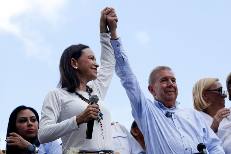 &copy; Reuters. A líder da oposição María Corina Machado e o candidato da oposição Edmundo González gesticulam ao se dirigirem a apoiadores, em Caracas, Venezuelan30/07/2024nREUTERS/Leonardo Fernandez Viloria