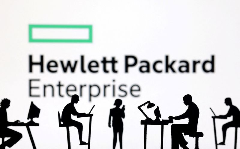 © Reuters. Figures with computers and smartphones are seen in front of the Hewlett Packard Enterprise logo in this illustration taken February 19, 2024. REUTERS/Dado Ruvic/Illustration