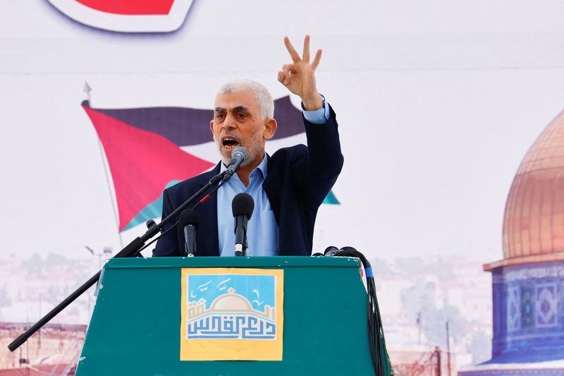 © Reuters. FILE PHOTO: Yehya Al-Sinwar Gaza Strip chief of the Palestinian Islamist Hamas movement, speaks during a rally to mark the annual al-Quds Day (Jerusalem Day), in Gaza, April 14, 2023. REUTERS/Ibraheem Abu Mustafa/File photo