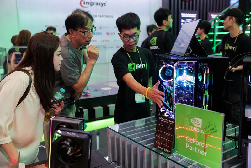 © Reuters. FILE PHOTO: A staff introduce NVIDIA GeForce series equipment on display at Computex in Taipei, Taiwan June 5, 2024. REUTERS/Ann Wang/File photo