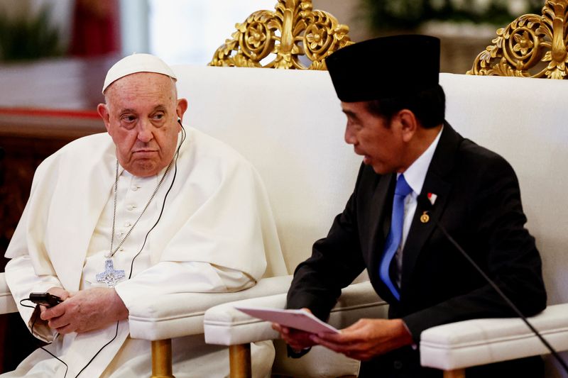 &copy; Reuters. Pope Francis and Indonesian President Joko Widodo attend a meeting with Indonesian authorities, civil society and the diplomatic corps, during his apostolic visit to Asia, at the Presidential Palace in Jakarta, Indonesia, September 4, 2024. REUTERS/Willy 