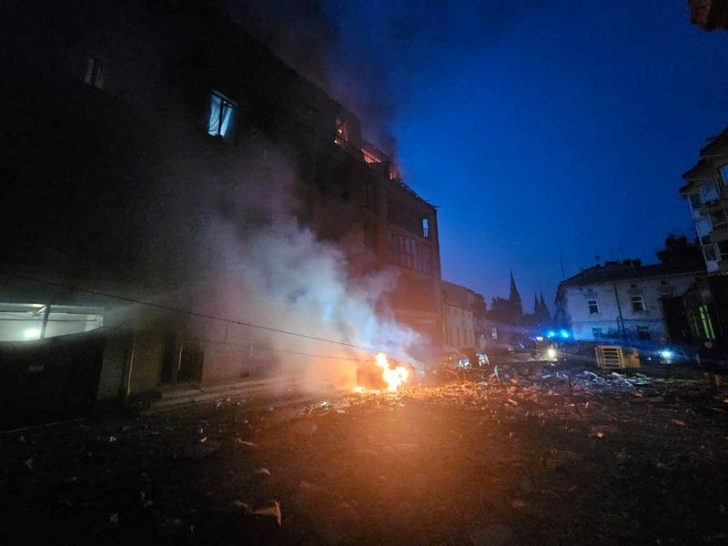 © Reuters. A general view shows a residential building and burning cars damaged during Russian missile and drone strikes, amid the Russia-Ukraine conflict, in Lviv, Ukraine September 4, 2024.  Mayor of Lviv City Andrew Sadovyi via Telegram/Handout via REUTERS