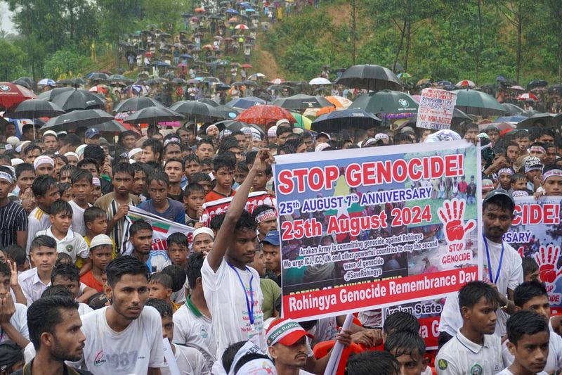 © Reuters. FILE PHOTO: Rohingya refugees gather to mark the seventh anniversary of their fleeing from neighbouring Myanmar to escape a military crackdown in 2017, during heavy monsoon rains in Cox's Bazar, Bangladesh, August 25, 2024. REUTERS/Mokammel Mridha/File Photo