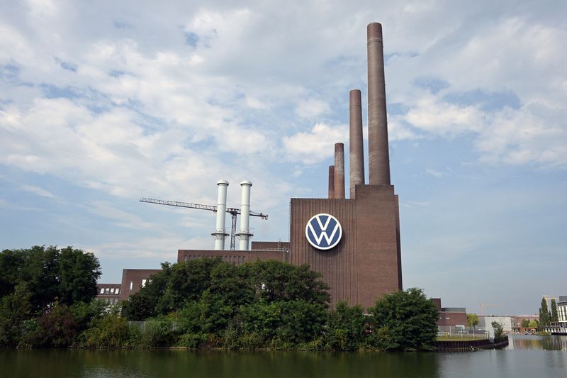 © Reuters. A general view of the power station of the Volkswagen plant, ahead of a Volkswagen's works council regular meeting with workers in Germany to discuss matters including progress on its cost-cutting drive, in Wolfsburg, Germany, September 3, 2024. REUTERS/Fabian Bimmer