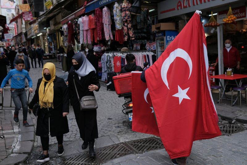 &copy; Reuters. A street vendor sells Turkish national flags at Mahmutpasa street, a popular middle-class shopping district, in Istanbul, Turkey March 22, 2021. REUTERS/Murad Sezer/File Photo