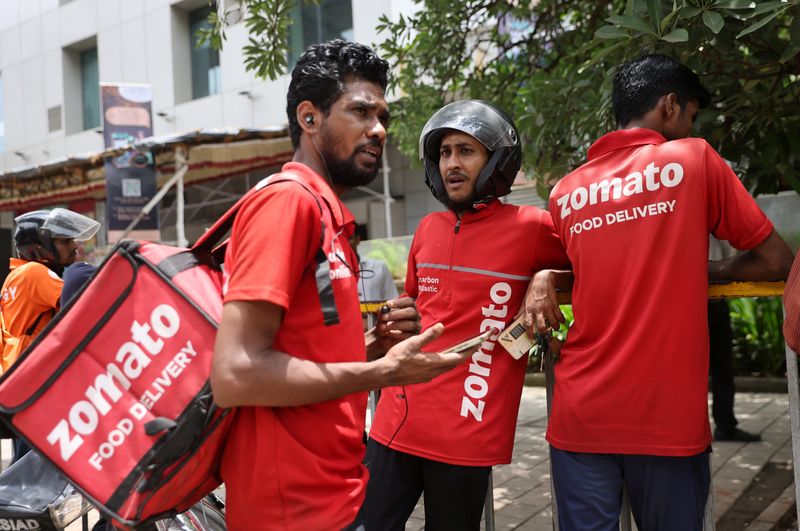 © Reuters. Gig workers wait in line to collect their delivery order outside a mall in Mumbai, India, August 10, 2023. REUTERS/Francis Mascarenhas/File Photo