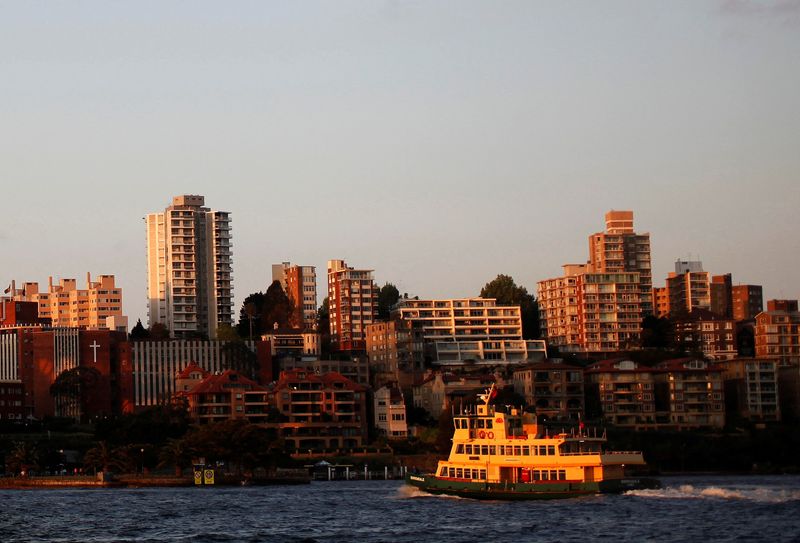 © Reuters. FILE PHOTO: A passenger ferry sails past apartment buildings in Kirribilli after leaving the CBD in Sydney, Australia September 26, 2012. REUTERS/Daniel Munoz/File Photo