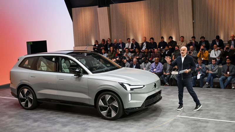 © Reuters. Volvo Cars CEO Jim Rowan presents the new Volvo EX90, the company's new electric SUV, during a launch event in Stockholm, Sweden November 9, 2022. Anders Wiklund/TT News Agency/via REUTERS/File Photo