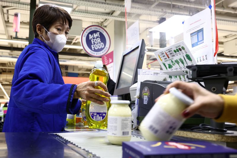 © Reuters. FILE PHOTO: A cashier scans products at the checkout of a Carrefour hypermarket in Paris, France, January 4, 2024. REUTERS/Stephanie Lecocq/File Photo