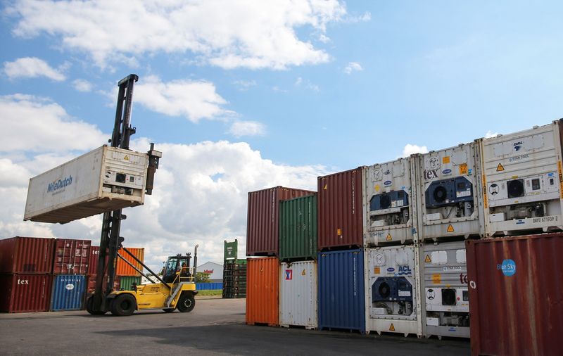 © Reuters. FILE PHOTO: Containers are piled up at the Hapag-Lloyd shipping company in the port of Hamburg, Germany, August 30, 2022. REUTERS/Cathrin Mueller/File Photo