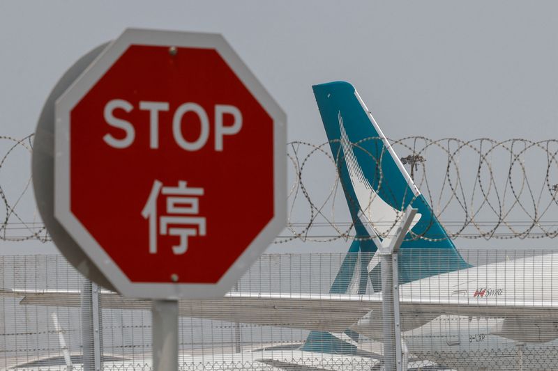 © Reuters. FILE PHOTO: A Cathay Pacific Airbus A350 aircraft is seen in Hong Kong International Airport, in Hong Kong, China September 3, 2024. REUTERS/Tyrone Siu/File Photo