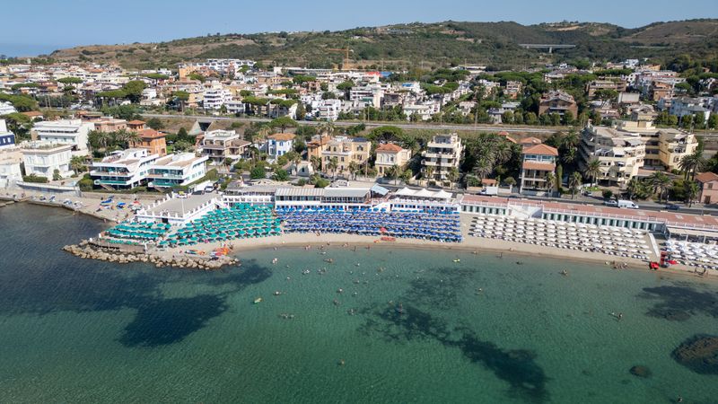 &copy; Reuters. La vista di un drone mostra una spiaggia a Santa Marinella, a nord di Roma, Italia, 13 agosto 2024 REUTERS/Guglielmo Mangiapane