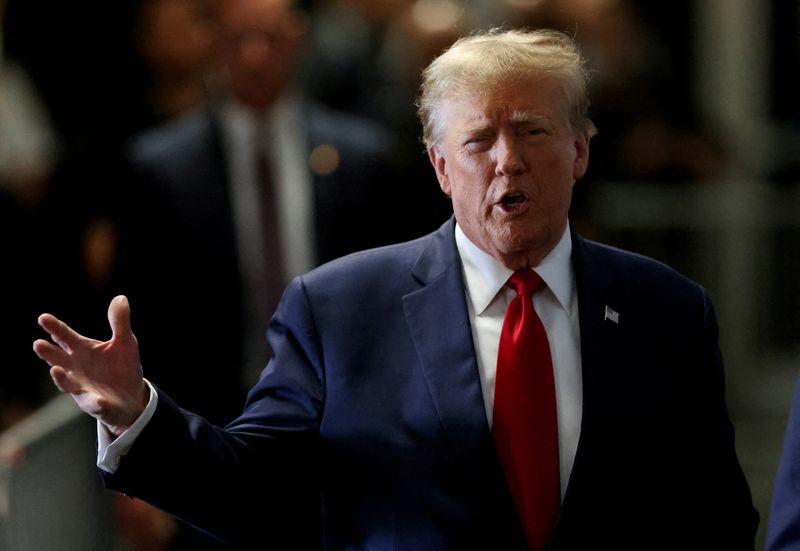 © Reuters. Former U.S. President Donald Trump gestures on the day of a court hearing on charges of falsifying business records to cover up a hush money payment to a porn star before the 2016 election, in New York State Supreme Court in the Manhattan borough of New York City, U.S., February 15, 2024. REUTERS/Andrew Kelly/File Photo