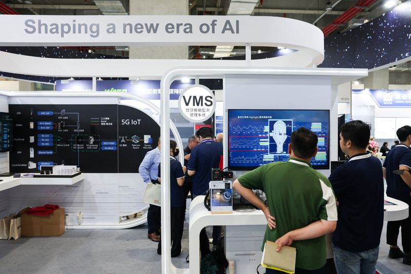 &copy; Reuters. FILE PHOTO: People visit the Semicon Taiwan exhibition show in Taipei, Taiwan September 4, 2024. REUTERS/Ann Wang/File Photo