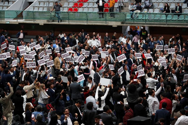 © Reuters. Lawmakers raise posters reading 